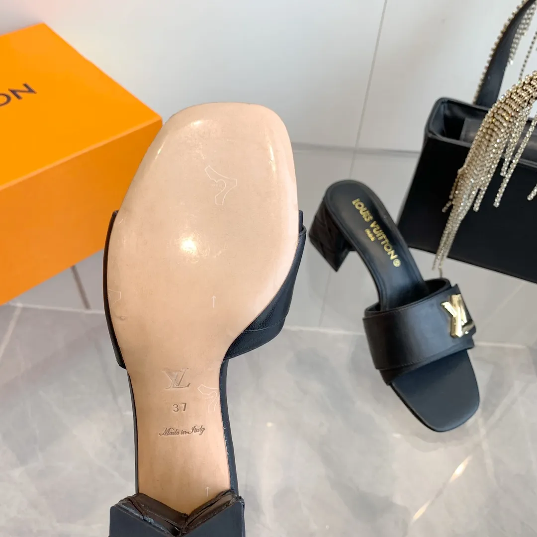 👟👟Ex-factory price 520👟👟 LV | Louis Vuitton ²⁰²³ 𝐬𝐬 🧡💚2️⃣0️⃣2️⃣4️⃣Early spring new model, top version⚠️ The counter features the latest models, square toe sandals, hard goods are new🆕 ❥Purchase level! Full of high-end feel! A popular model among bloggers at home and abroad, it’s retro and fashionable and looks amazing on your feet! Mainly recommended model on the official website★ ━━━━━ ЅᏇєєt ━━━━━ ▪️Upper: original cowhide + metal buckle ▪️Lining: imported goatskin lining ▪️Outsole: original Italian leather outsole ▪️Heel height: 5.5cm 9cm ▪️Shoe size: 35-39 (40 and 41 customized items are not returnable or exchangeable)